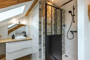 a bathroom with a shower and a sink at T2 cosy et chic près de la Défense et de Paris in Maisons-Laffitte +5 photos