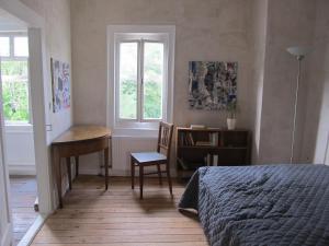 a bedroom with a bed and a desk and a window at Ferienwohnung Mühlenstraße in Bad Kreuznach
