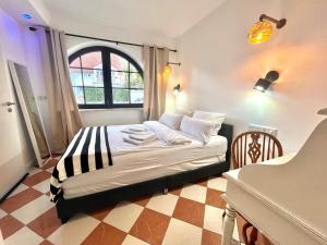 a bedroom with a bed in a room with a window at VILLA ORCHARD Frankfurt in Zeilsheim