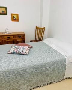 um quarto com uma cama com uma almofada e uma secretária em AurEdo Apartment em Muro Leccese