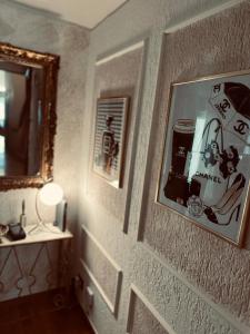 羅馬的住宿－PARIOLI LUXURY SUITE III，走廊上挂着镜子,墙上挂着照片