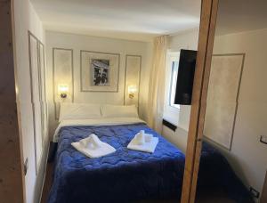 羅馬的住宿－PARIOLI LUXURY SUITE III，酒店客房的床上配有2条毛巾