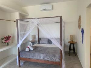 um quarto com uma cama de dossel em Casa charmosa na Barrinha (Prea) perto da Praia em Acaraú