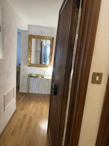 porta aperta per un bagno con specchio di PARIOLI LUXURY SUITE III a Roma