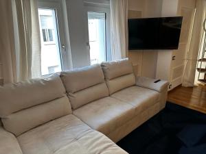 羅馬的住宿－PARIOLI LUXURY SUITE III，带沙发和平面电视的客厅