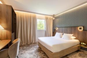 Postel nebo postele na pokoji v ubytování Hôtel Lancelot & Spa - Domaine du Roi Arthur