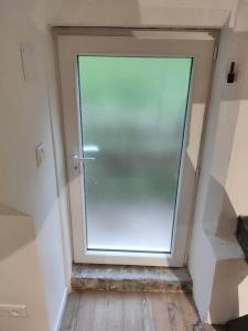 pasillo con puerta de cristal en una habitación en Appartement - Vendôme, en Vendôme