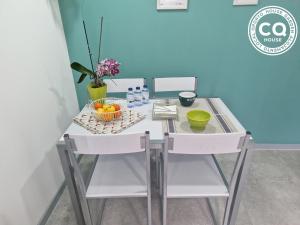 - une table avec deux chaises et une table avec un bol de fruits dans l'établissement Oporto House Garden, à Porto