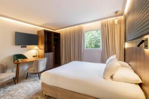 Postel nebo postele na pokoji v ubytování Hôtel Lancelot & Spa - Domaine du Roi Arthur + 20 fotografií