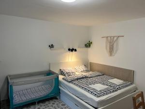 Postel nebo postele na pokoji v ubytování Nest Apartman