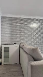 マンチェスターにあるHome Sweet Home (Townhouse)のソファと壁のあるリビングルーム