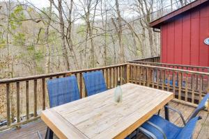 uma mesa de madeira e cadeiras num deque em Cozy Tennessee Cabin with Deck, Grill and Fireplace! em Smithville