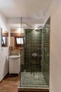 W łazience znajduje się szklana kabina prysznicowa i umywalka. w obiekcie Mascot Memories w mieście Rodos