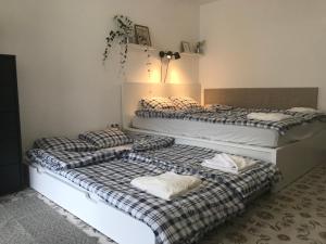 Posteľ alebo postele v izbe v ubytovaní Nest Apartman