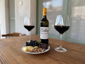 Nápoje v ubytovaní Nest Apartman