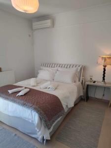 1 dormitorio con 1 cama grande y 2 toallas. en Sophie's Cozy House, en Patra