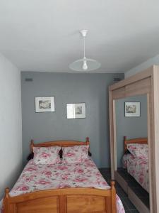 Кровать или кровати в номере Studio côté jardin