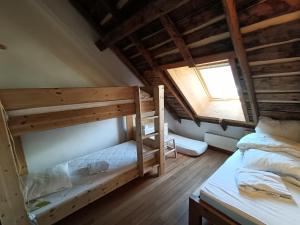 Двухъярусная кровать или двухъярусные кровати в номере Le clos Marie appartement Sainte Marguerite
