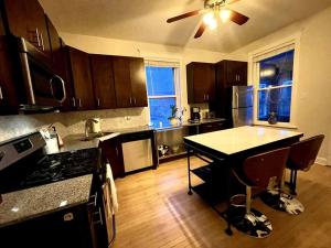 cocina con mesa y ventilador de techo en Stunning 4BD/2BA Getaway Chicago, en Chicago