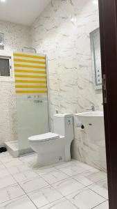 a bathroom with a toilet and a sink and a tub at فندق الروابط نفحات الحرم سابقا in Makkah