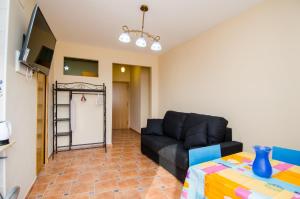 uma sala de estar com um sofá preto e uma mesa em Mediterranean Terraces - Sandy Beach em Villajoyosa