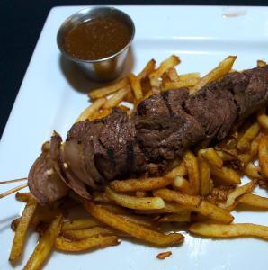 a plate of food with a steak and french fries at Le Domaine Chambre d'hôtel à Saint-Sauveur in Saint-Sauveur-des-Monts