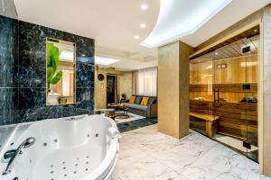 un bagno con vasca e un soggiorno di Nirvana SPA Center a Belgrado