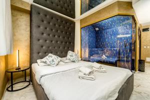 una camera da letto con due letti e una parete blu di Nirvana SPA Center a Belgrado