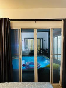 Ein Bett oder Betten in einem Zimmer der Unterkunft Good View Pool Villa Udonthani