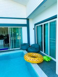 Der Swimmingpool an oder in der Nähe von Good View Pool Villa Udonthani