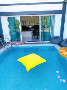 Der Swimmingpool an oder in der Nähe von Good View Pool Villa Udonthani