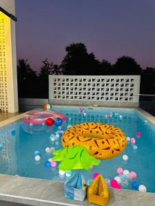 Der Swimmingpool an oder in der Nähe von Good View Pool Villa Udonthani