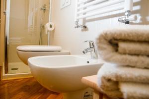 bagno bianco con lavandino e servizi igienici di Villa Essenza - Rooms and Breakfast ad Albenga