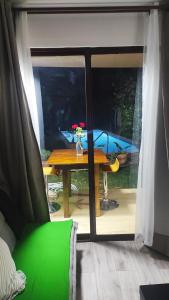 Habitación con vistas a una mesa con ventana en Tiny House - Oasis de tranquilidad, belleza y seguridad, en Los Barriales