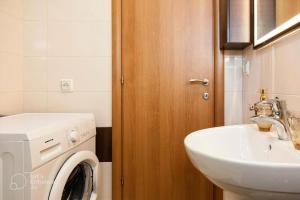 Kúpeľňa v ubytovaní Onyx city Center Apartment With parking + 16 fotografií