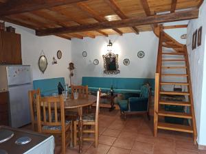 een keuken en eetkamer met een tafel en stoelen bij Casa de la Fuente in Ditropo +54 foto's