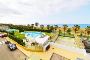 a view of a swimming pool and the ocean at EXPOHOLIDAYS - Vistas al mar playa ensenada in Almerimar