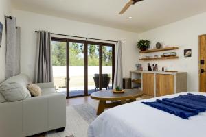 1 dormitorio con cama blanca y mesa en Mantra Baja, Boutique Hotel, en Los Barriles