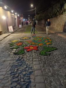 una pintura de flores en una calle por la noche en hotel posada Gutierrez antigua, en Antigua Guatemala