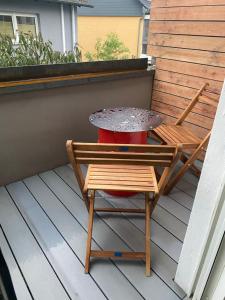 a table and a chair and a table on a porch at Apartment Roomy Comfort - Zwischen Heidelberg und Mannheim in Edingen-Neckarhausen
