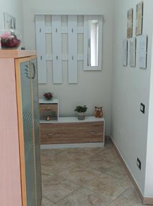 a room with a counter and a dressing room at Casa mario in Piedimonte San Germano