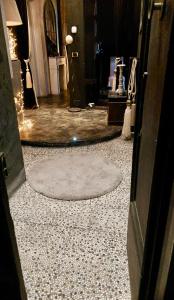 un pasillo con una alfombra redonda en el suelo de una tienda en Les Chambres de Amelie B&B, en Bolonia