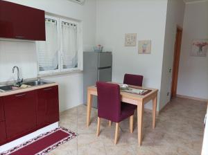 a kitchen with a table and chairs and a sink at Casa mario in Piedimonte San Germano