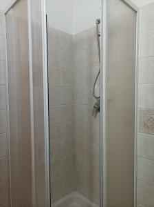 a bathroom with a shower with a glass door at Casa mario in Piedimonte San Germano
