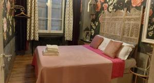 una camera da letto con un grande letto con cuscini sopra di Les Chambres de Amelie B&B a Bologna