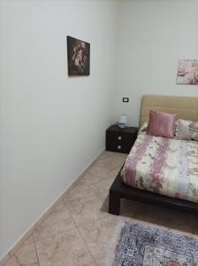 - une chambre avec un lit, une table de chevet dans l'établissement Casa mario, à Piedimonte San Germano