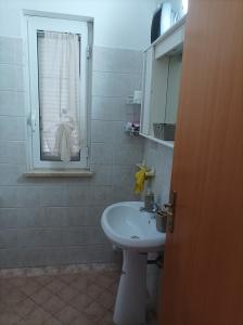 La salle de bains est pourvue d'un lavabo et d'une fenêtre. dans l'établissement Casa mario, à Piedimonte San Germano