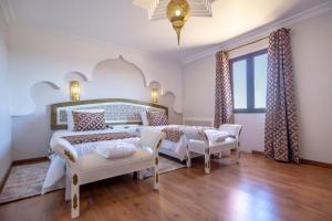 Un pat sau paturi într-o cameră la Al Karob Yoga Boutique Hotel