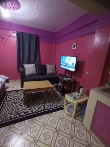 un soggiorno con divano e TV di Wamusa Homes at Chaka a Kiganjo