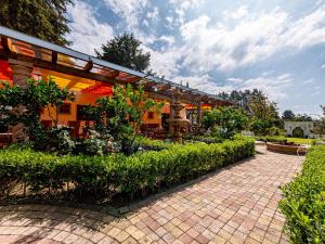 un giardino con padiglione con piante e fiori di Dos Cabañas, Popocatépetl e Iztlaccíhuatl a Atlautla